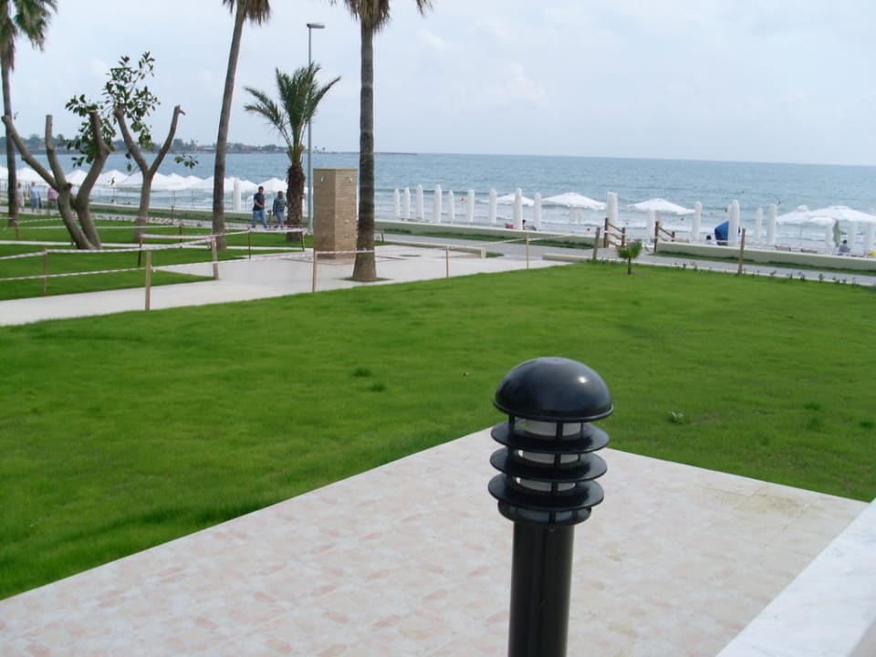 Blick von der Terrasse auf den Strand Hotel Sirma