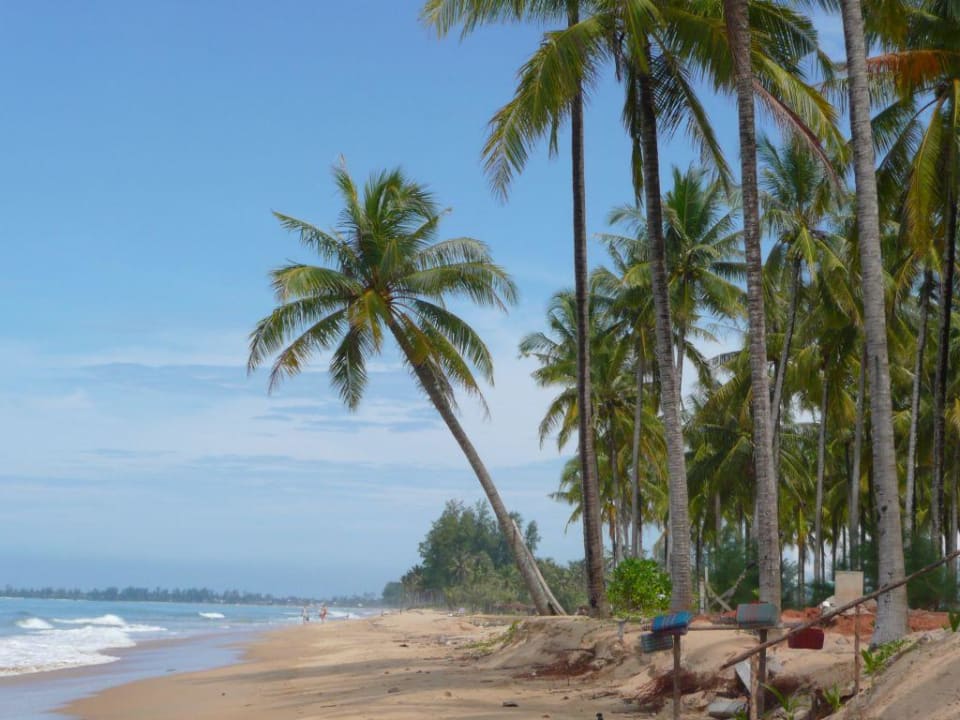 Strand beim Hotel in der Nähe La Flora Khao Lak