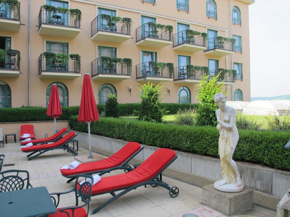 Liegeplatz außen Victor's Residenz-Hotel Schloss Berg