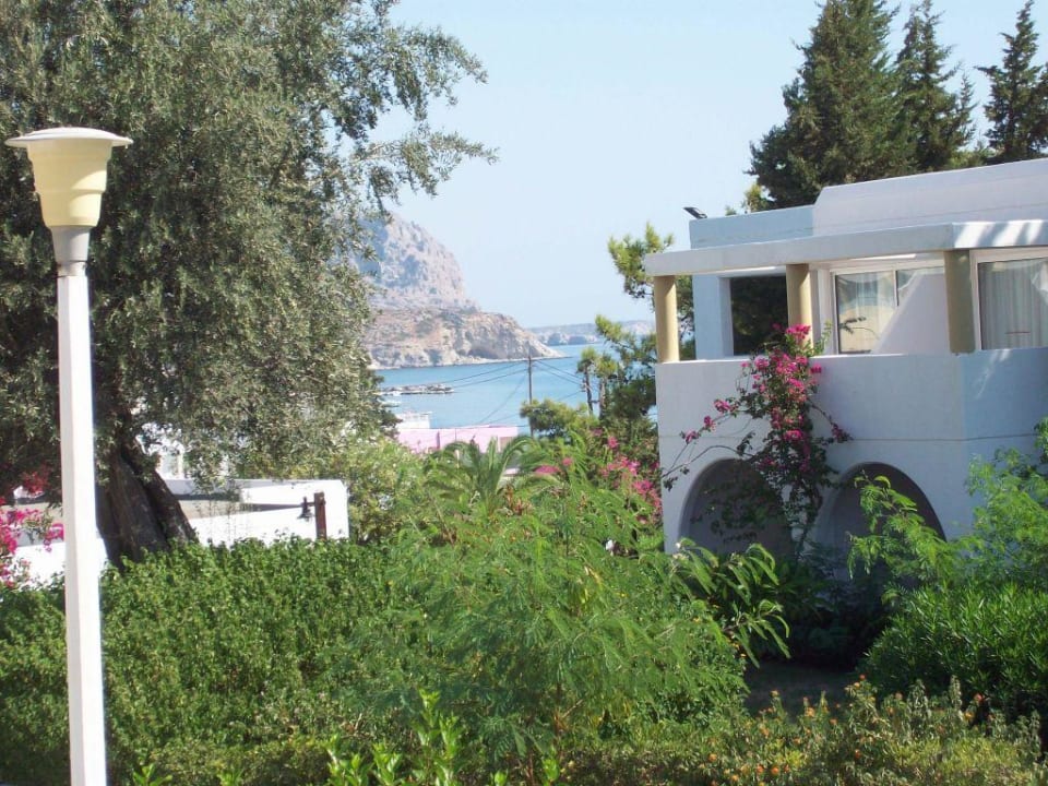 Blick über die Anlage zur Stegna-Bucht alltoura Club Hotel Porto Angeli Beach Resort