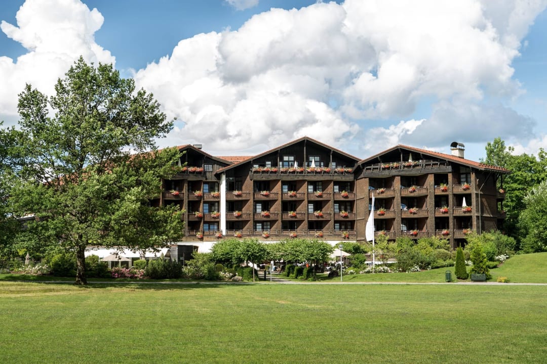 Außenansicht Sommer  Parkhotel Oberstaufen