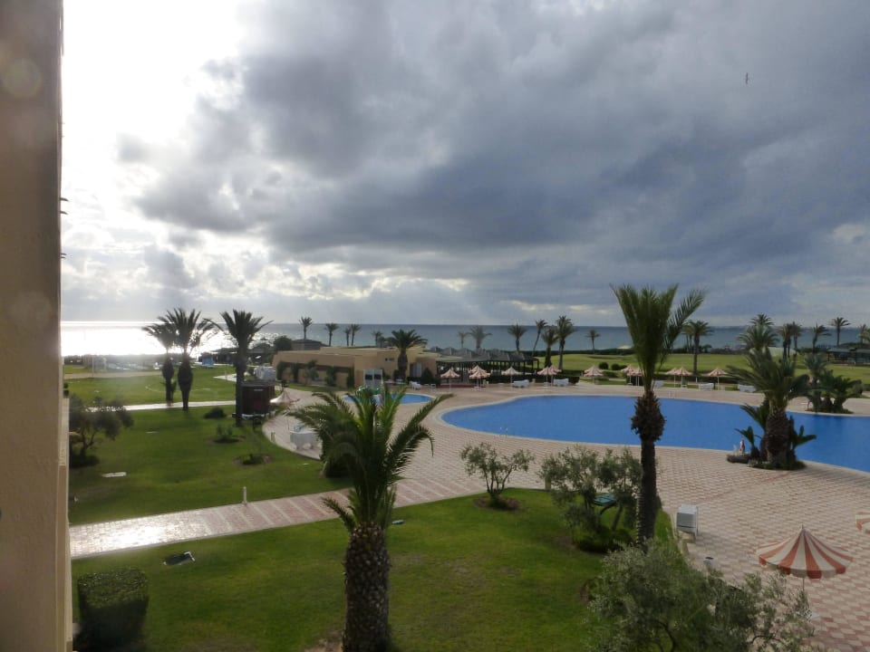 Pool mit Wolken Nour Palace Resort & Thalasso