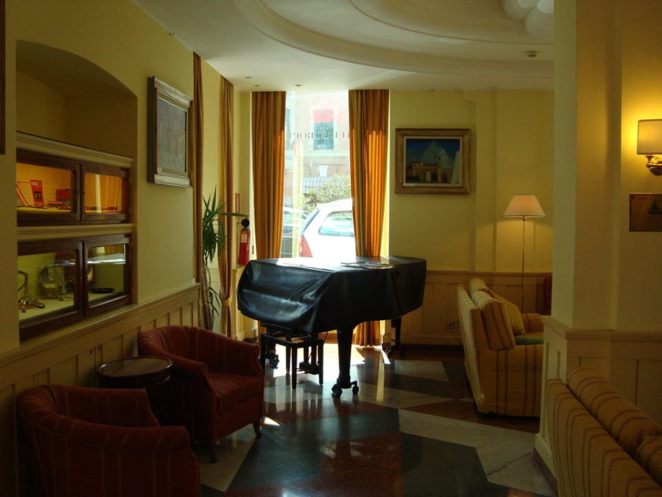 Pianoforte im Empfangsbereich Hotel Europa Rapallo Europa Hotel Design Spa 1877