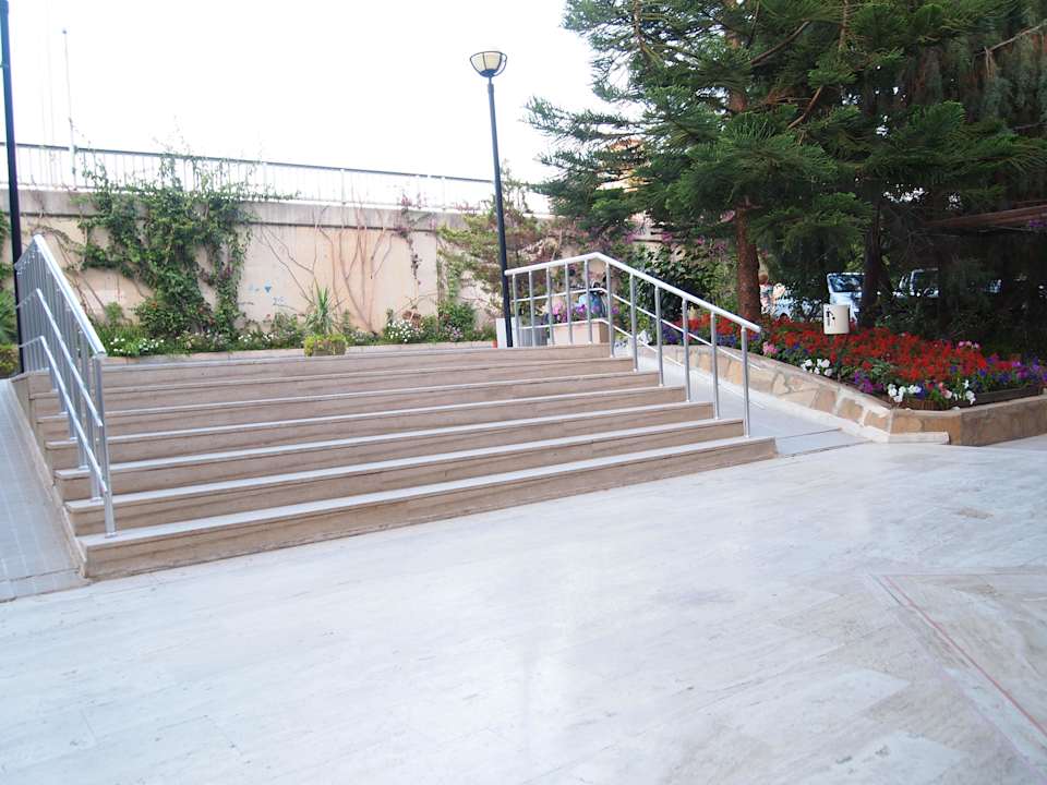 Przed hotelem Aska Hotel Just in Beach