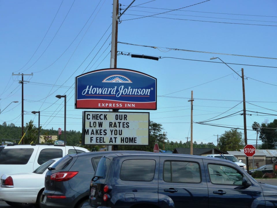 Der kostenlose Parkplatz vor dem Hotel Hotel Howard Johnson Express Inn - Williams