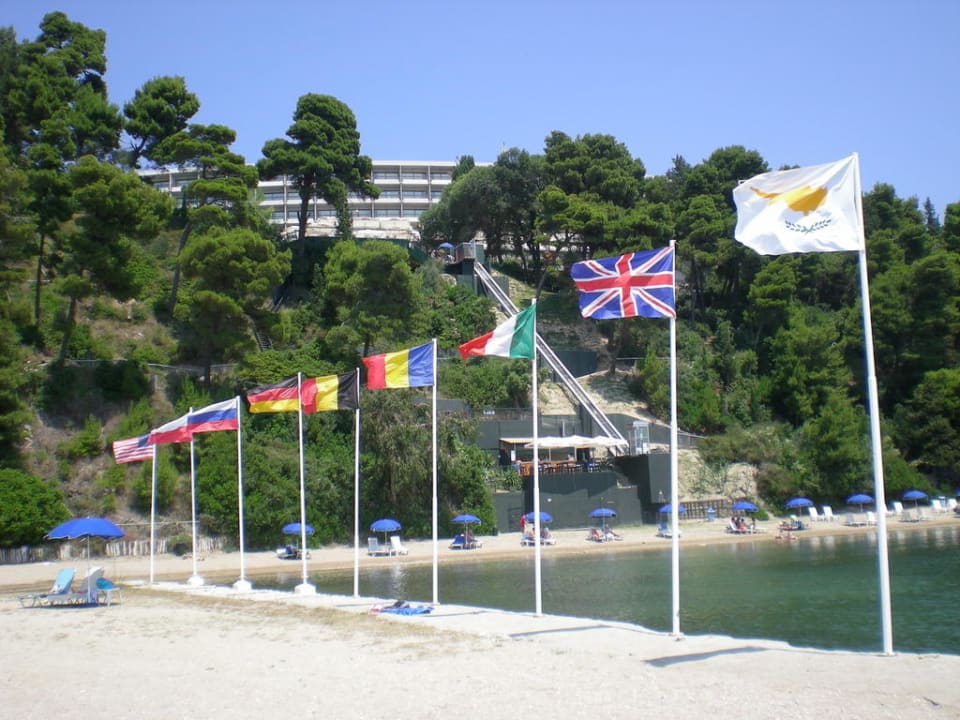 Betonowe molo na brzegu Corfu Holiday Palace Hotel