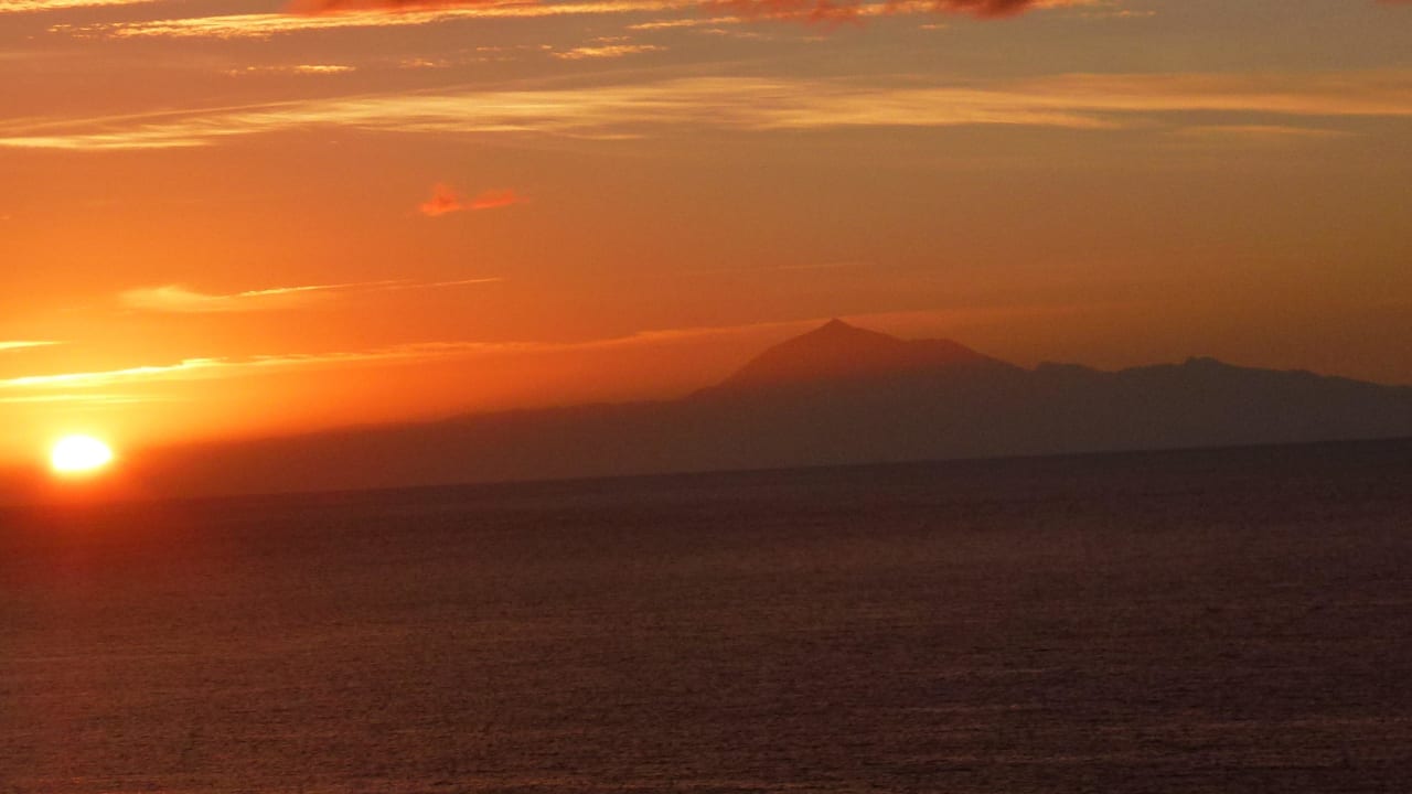 Blick hinüber zum Sonnenaufgang über Teneriffa Apartamentos Oasis San Antonio