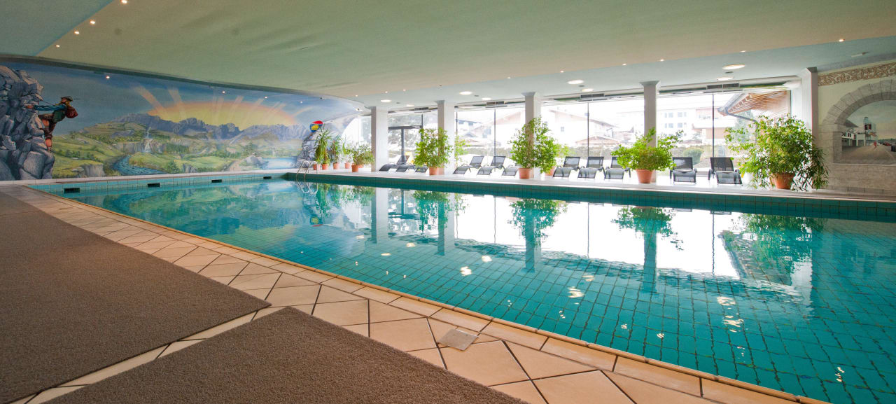 8x20 m Schwimmbad mit Liegewiese Hotel Sonne