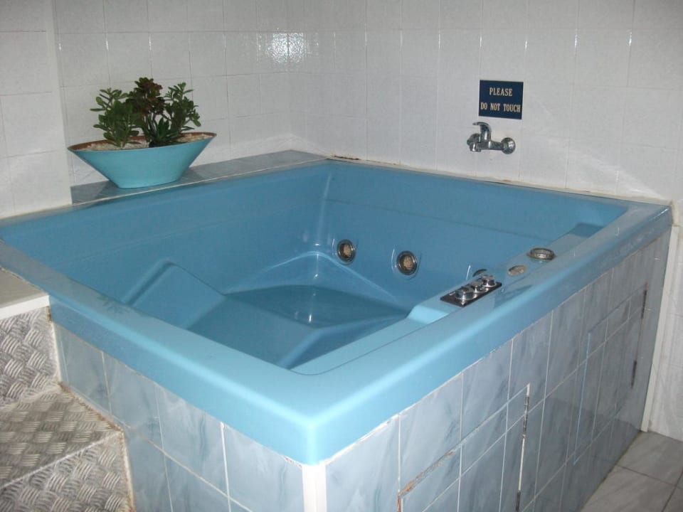 Jacuzzibecken im Keller Hotel Nestor