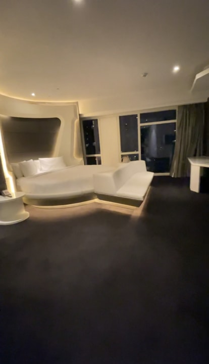 Zimmer V Hotel Dubai, Curio Collection by Hilton