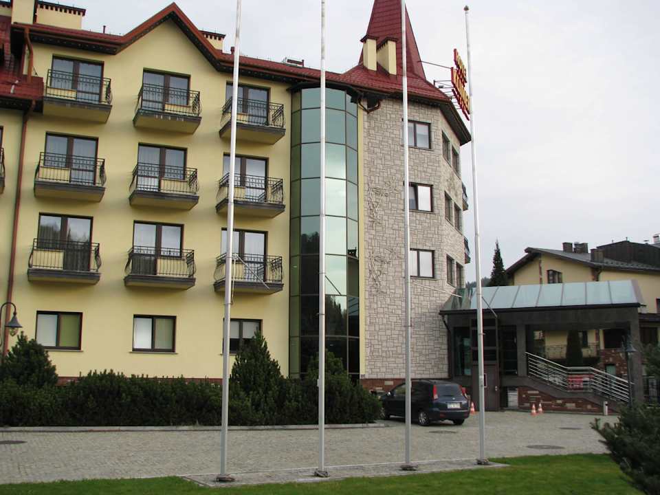 Parking i wejście do hotelu Hotel Klimek Spa