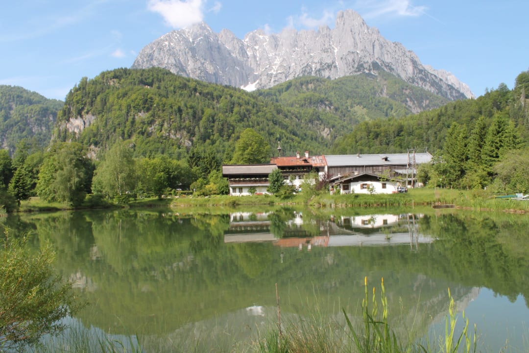 See, im Vordergrund Seehäusl, dahinter Haupthaus Gasthof Griesenau