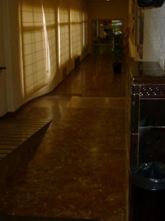 Der Weg zum Frühstücksraum (Restaurant) Hotel Best Siroco