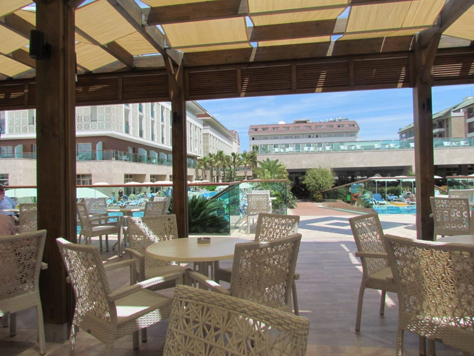 Blick von der Poolbar zum Hotel Sentido Trendy Verbena Beach