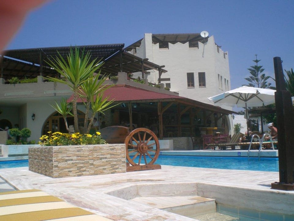 Poolbereich Gaia Garden Hotel