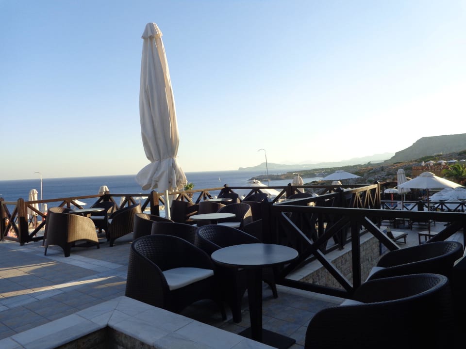 Sitzgruppen der Bar am Restaurant Hotel Kalithea Horizon Royal