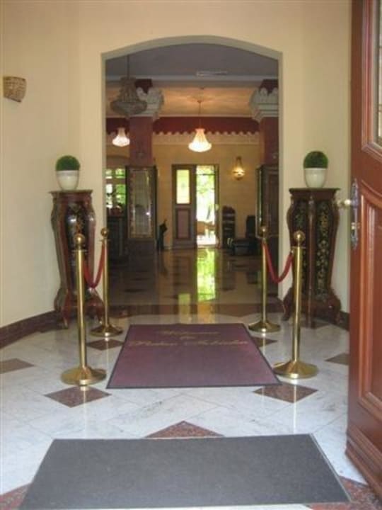 Eingang Schloß Hotel Pałac Izbicko