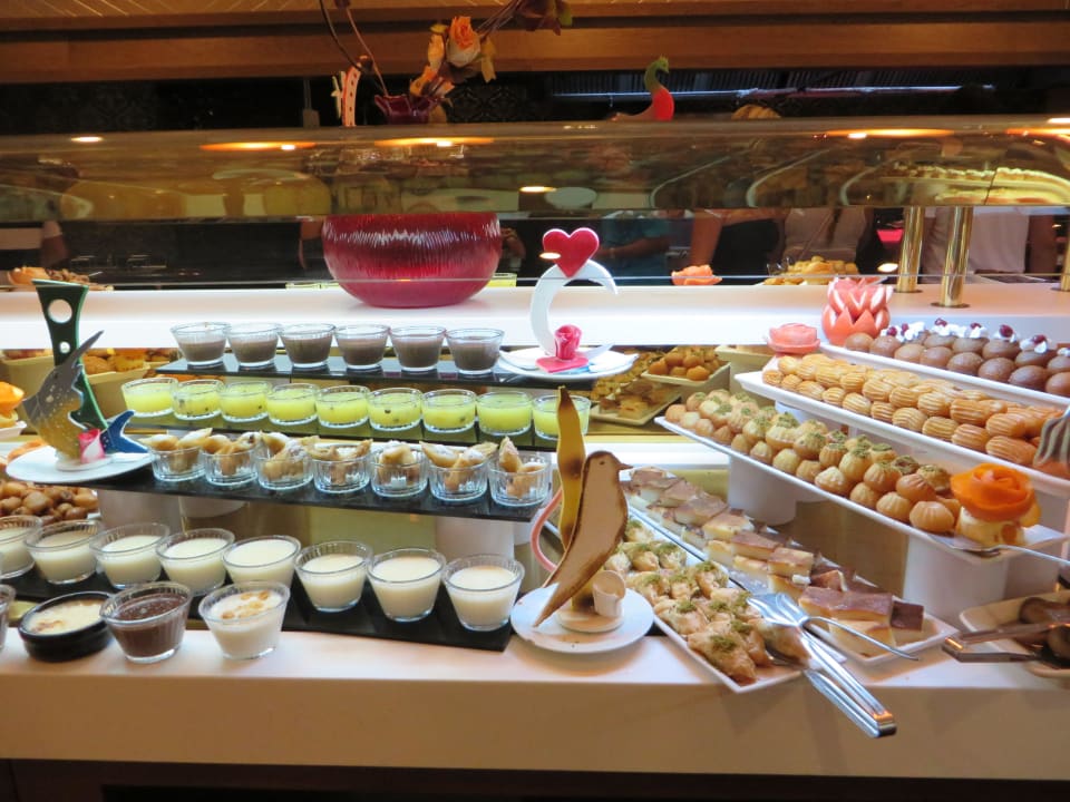 Nachtischbuffet am Abend Kirman Belazur Resort & Spa