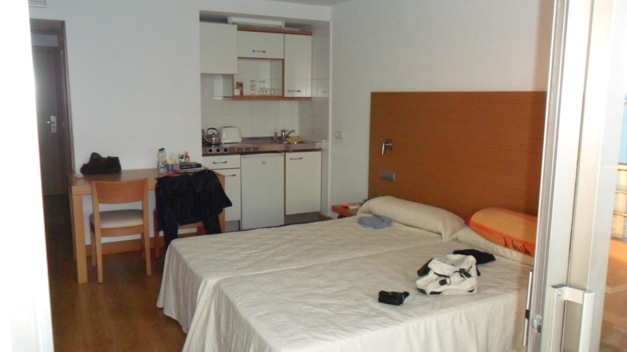 Das Bett und dahinter die Kitchenette allsun Hotel Pil-lari Playa
