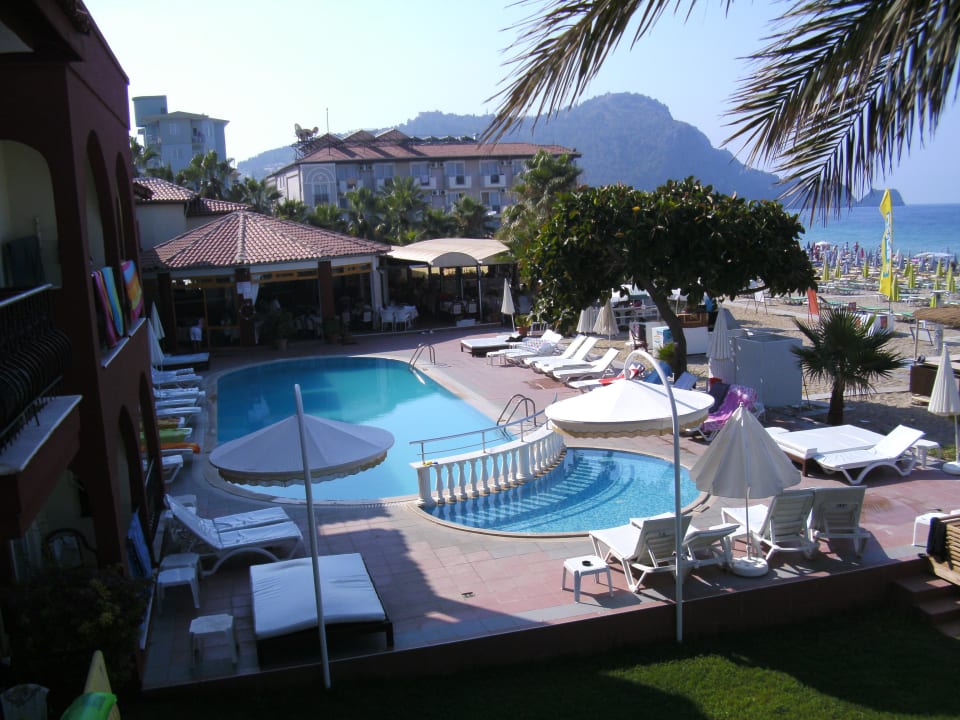 Poolanlage mit Restaurant im Hintergrund Alaaddin Beach - Adults only