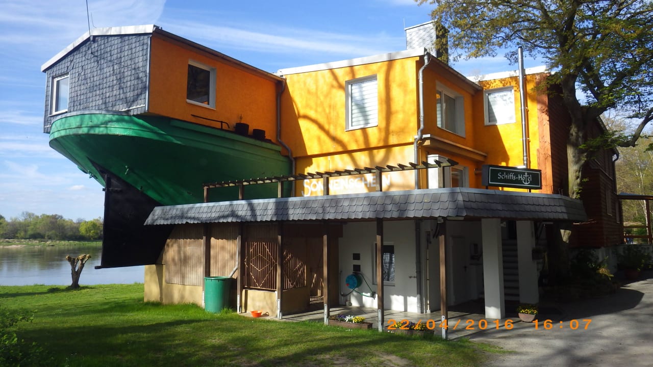 Eingang zum Schiff Schiffshotel Sonnenschein