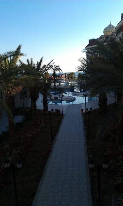 Der Weg zum Pool Kirman Belazur Resort & Spa