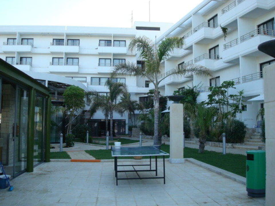 links die Poolbar! Blick auf den Restauranteingang Louis Ledra Beach