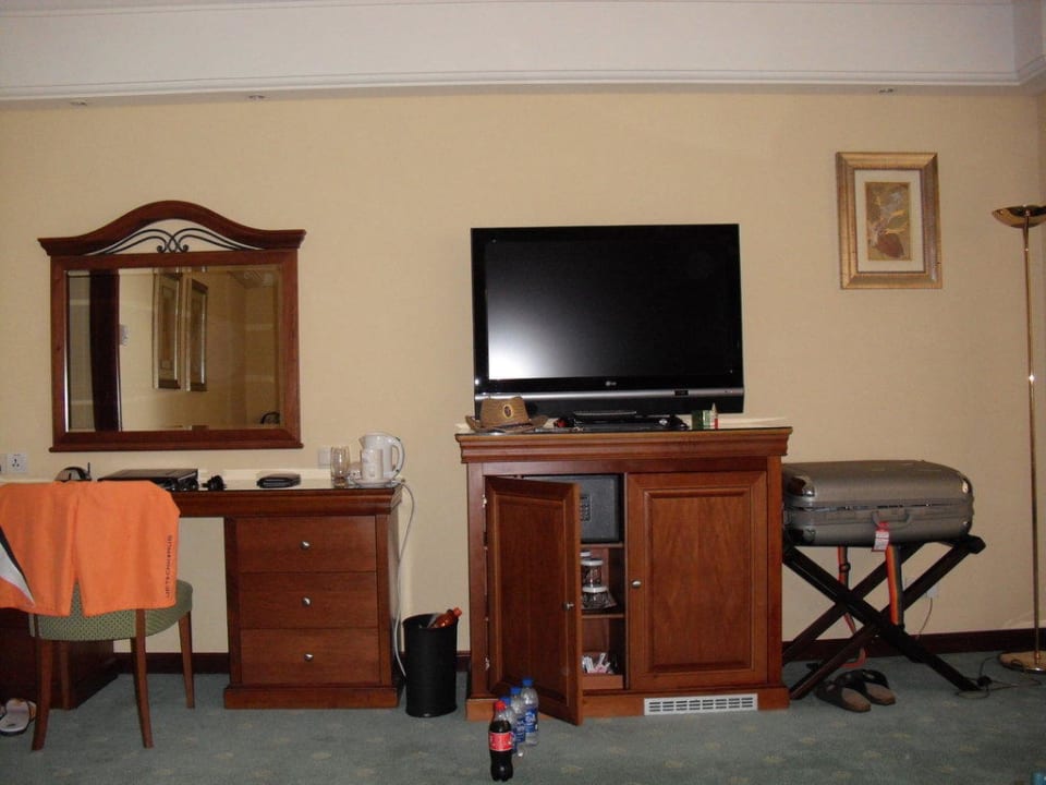 Minibar ,Save, Fernsehe Ecke Le Royal Méridien Beach Resort & Spa Dubai