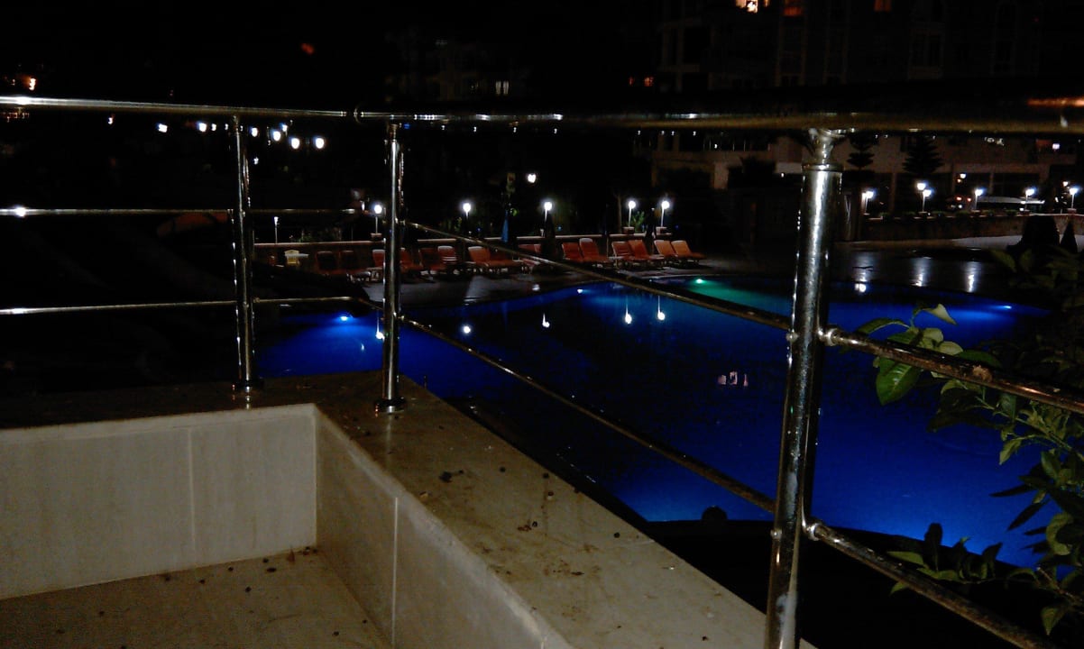 Über den Pool nach Dämmerung Prestige Alanya