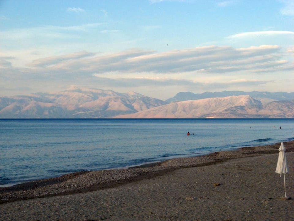 Blick am Strand Acharavi Beach Hotel