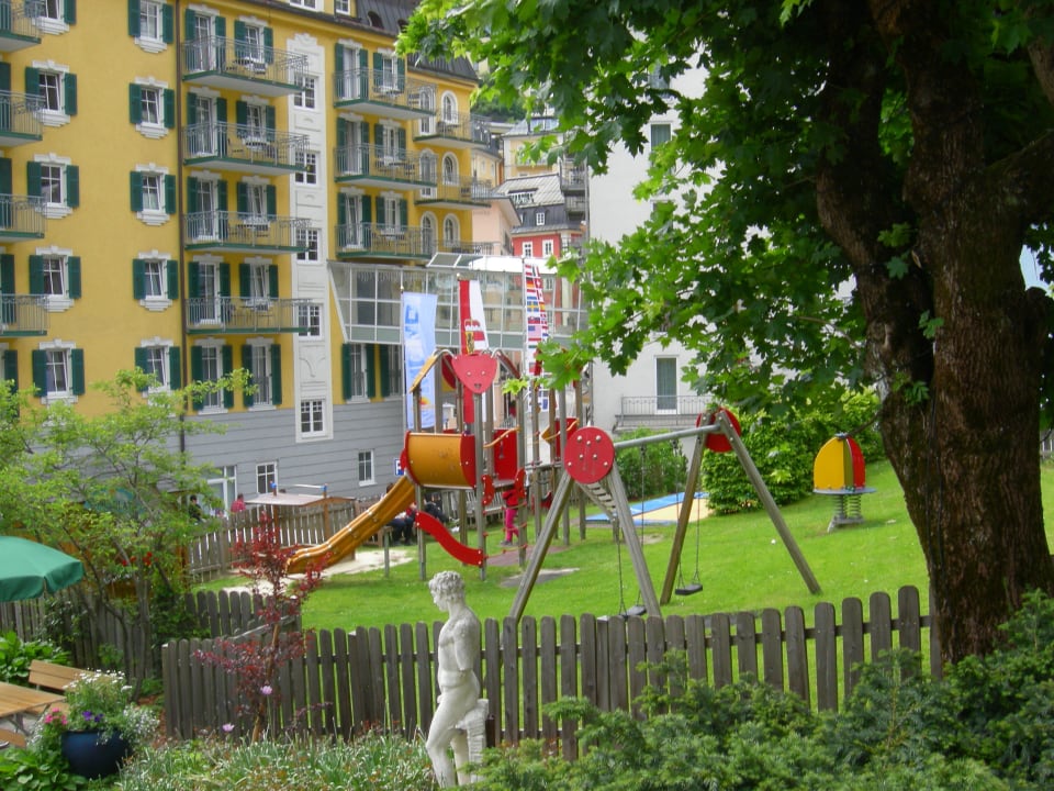 "Gartenanlage / Spielplatz" MONDI Hotel Bellevue Gastein (Bad Gastein