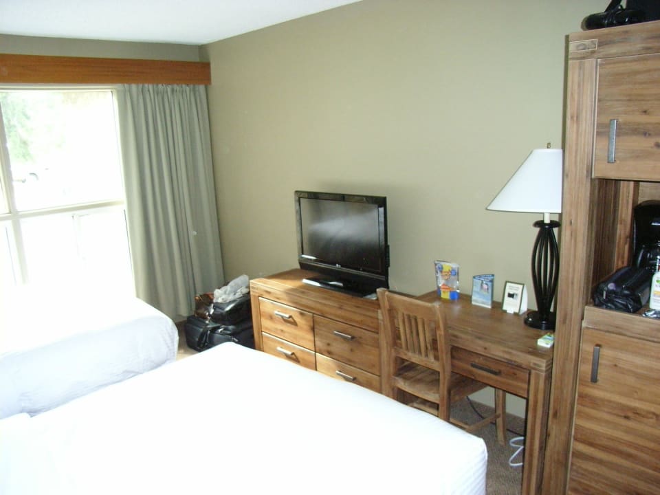 Schränke und Fernseher Hotel Tonquin Inn