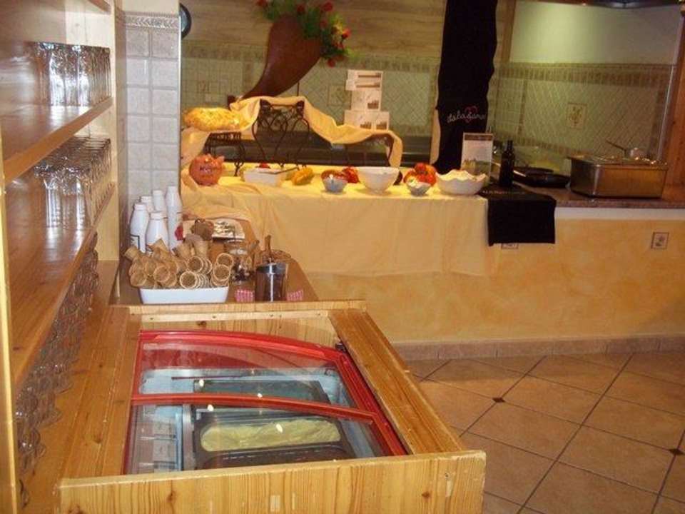 Nachspeisenbüffet, Eis und Showküche Alphotel Tyrol