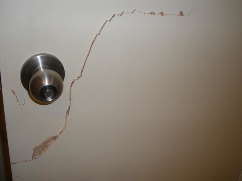 Eingedrückte Badezimmertür El Mouradi Hammamet