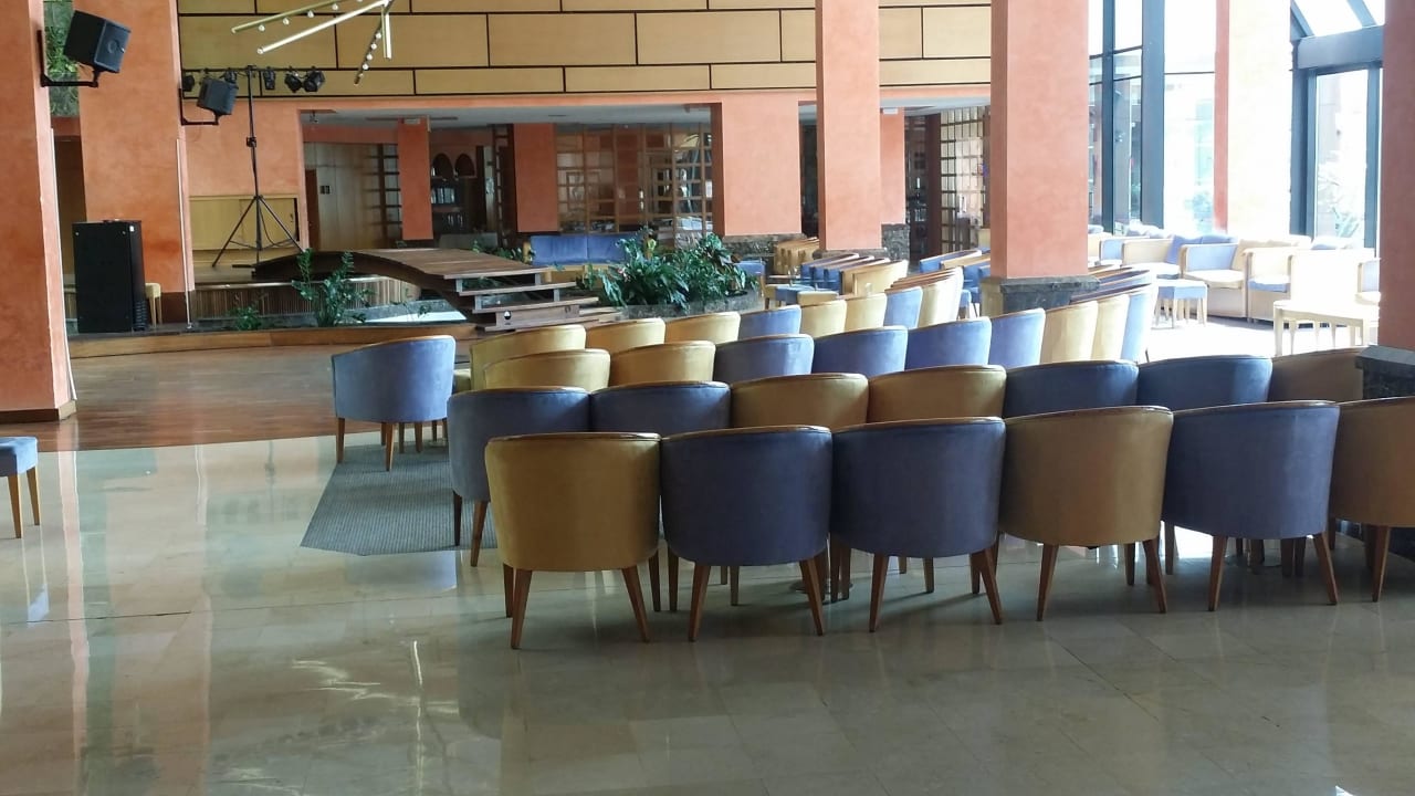 Bühne und Eingang zum Restaurant Alexandre Hotel Gala