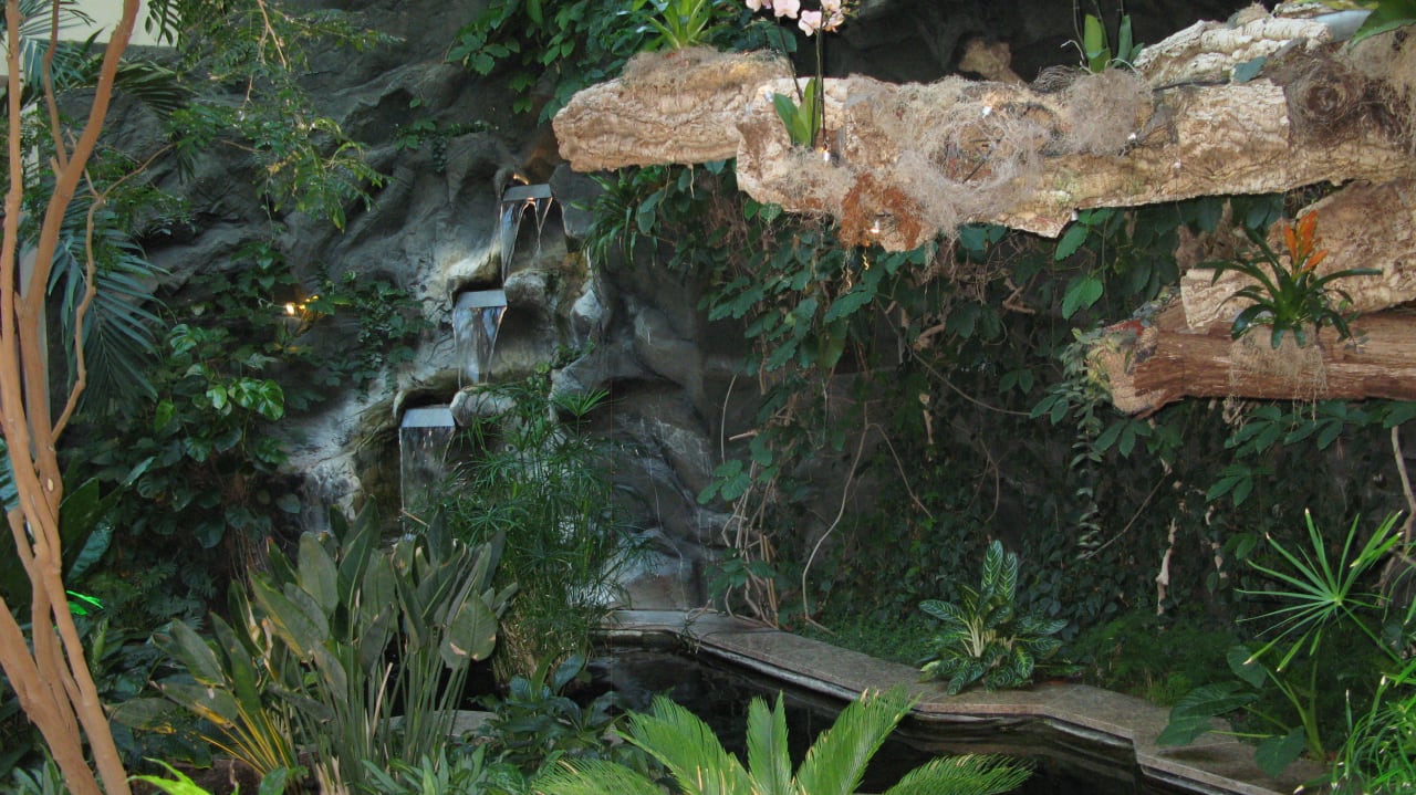 Grünbereich m. kleinem Wasserfall Grand Elysée Hamburg
