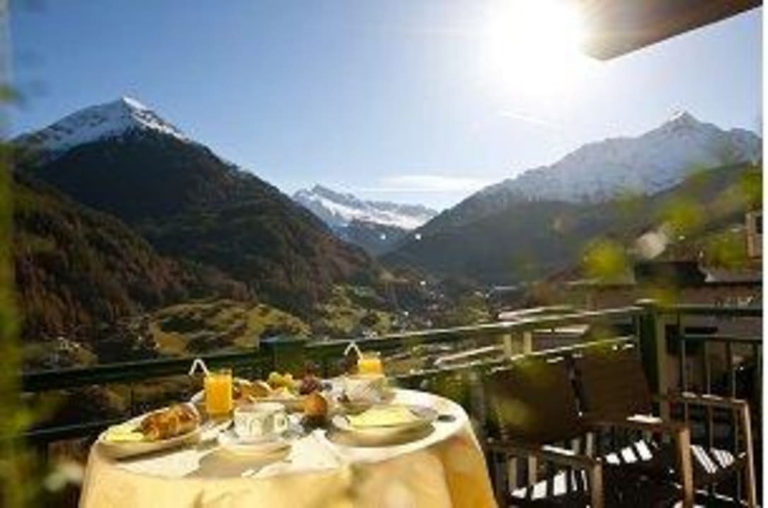 Frühstück an der Terrasse Alp-Resort Tiroler Adler
