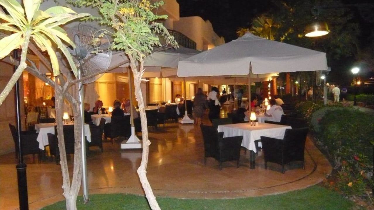 gepflegtes Gartenrestaurant Novotel Sharm El Sheikh