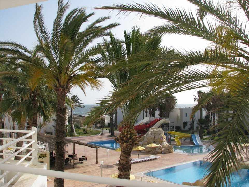 Widok z balkonu - baseny i morze Ruspina Beach Resort