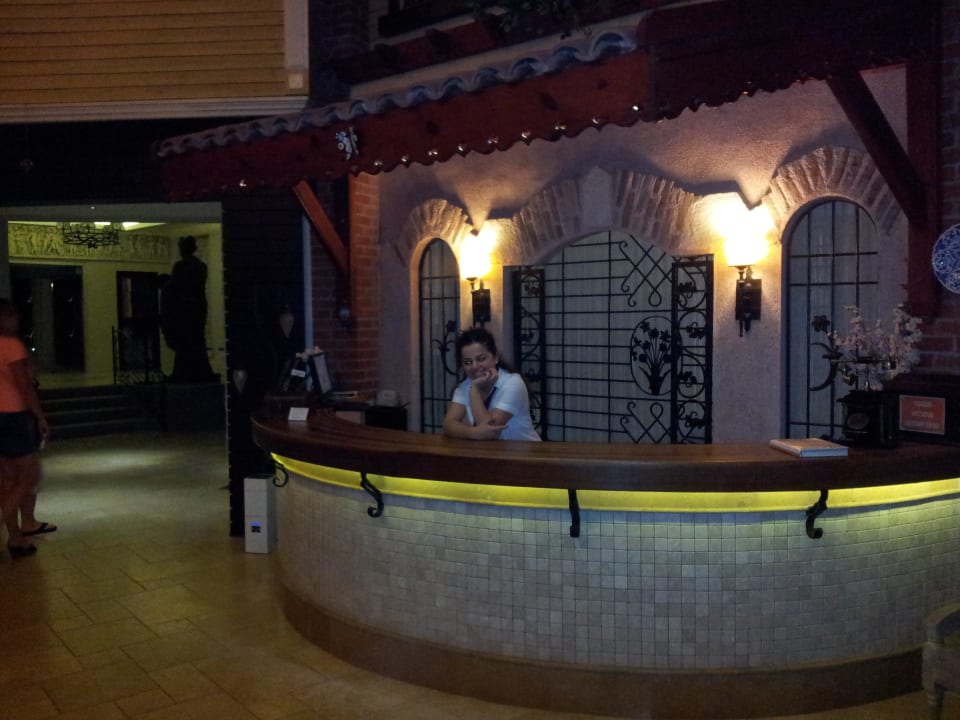 Rezeption mit einer freundlichen Empfangsdame Hotel Thalia Unique