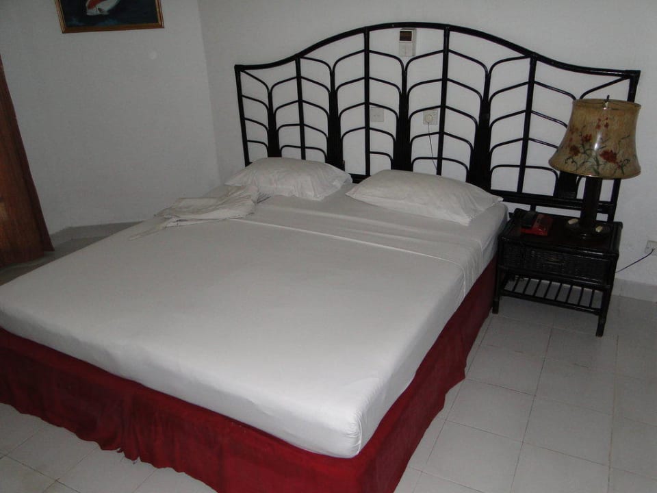 Das Doppelbett im Superior-Zimmer Embudu Village