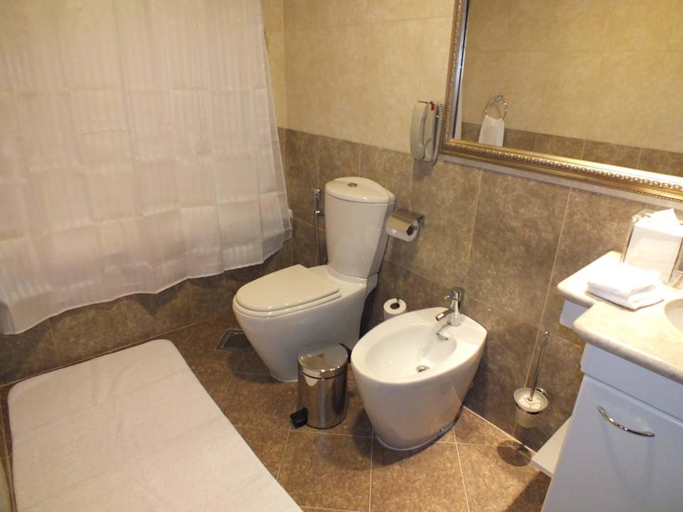 Großes Badezimmer Two Seasons Hotel & Apartments