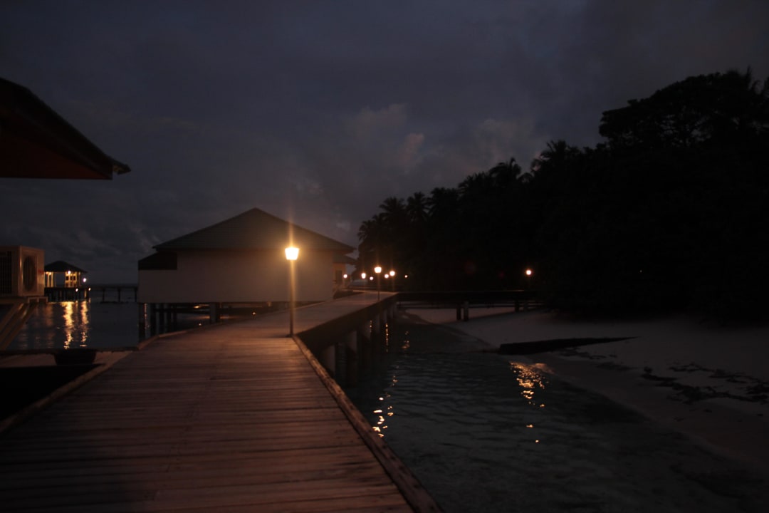 Steg an den Wasserbungis bei Nacht Embudu Village