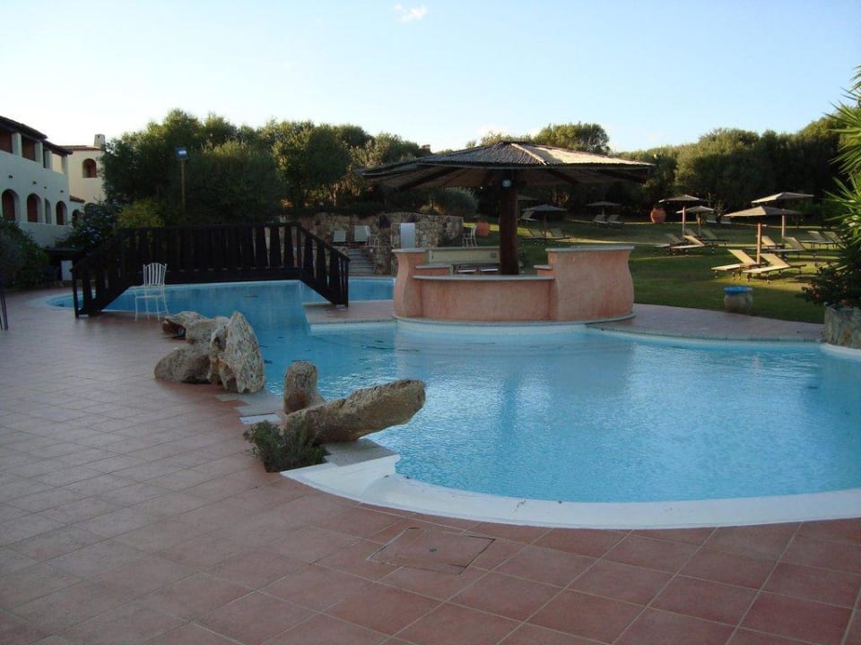 Garten mit Poollandschaft und Liegen Hotel Sa Pedra