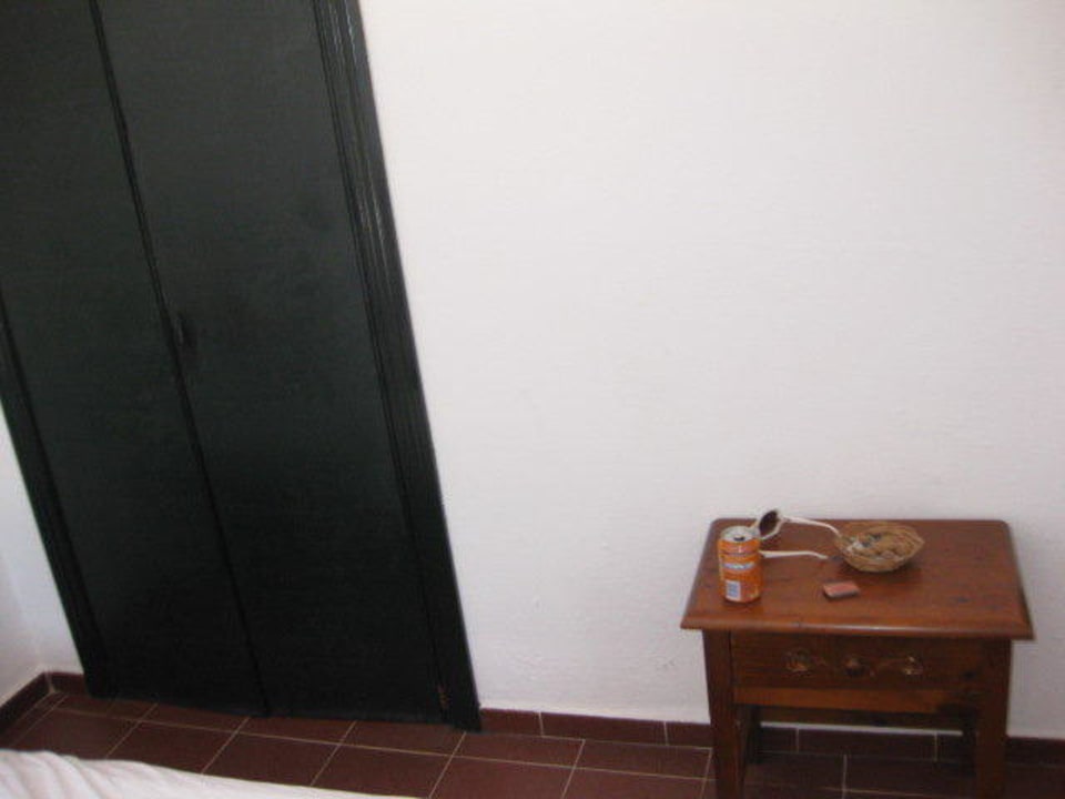 Der Wandschrank und eine Nachtkonsole für zwei Zhimbad B&B by the sea