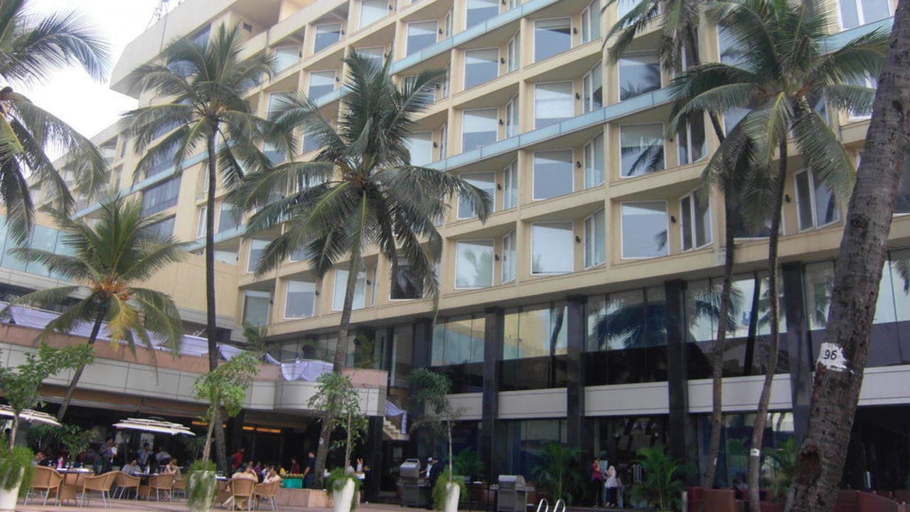 Hotel vom Pool aus gesehen Novotel Mumbai Juhu Beach
