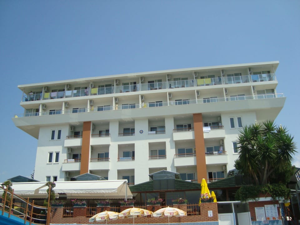 Вид отеля из бассейна Numa Konaktepe