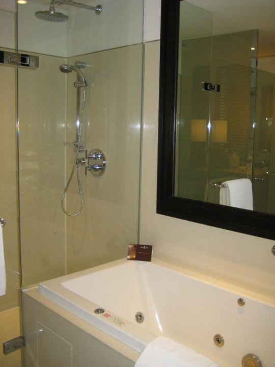 Badewanne mit Whirlfunktion  Millennium Hilton Bangkok