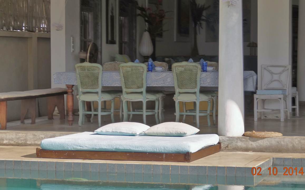 Blick auf Pool und Esstisch Villa Sisindu C