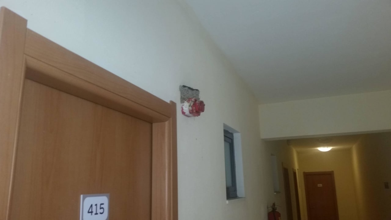 Schwalbennest auf Flur. Boden voll mit Kot alltoura Club Hotel Kiotari Miraluna